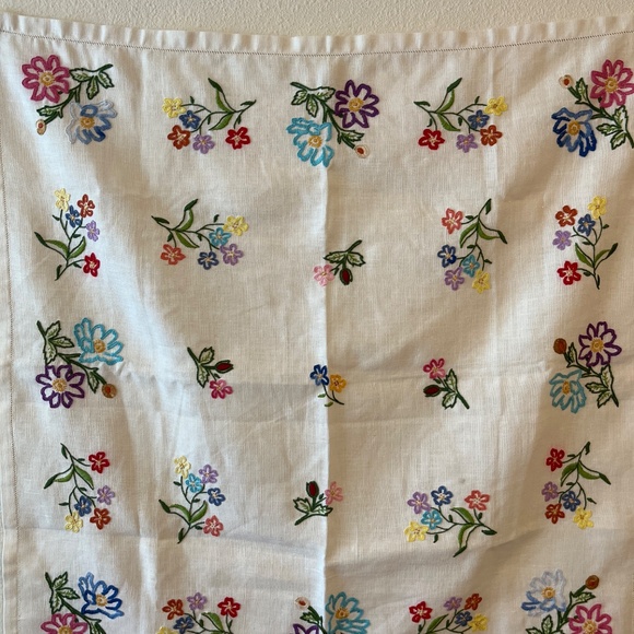 Embroidered floral linen square - Picture 6 of 10